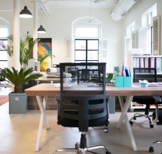 Ergonomie am Arbeitsplatz: Wie Büromöbel helfen können