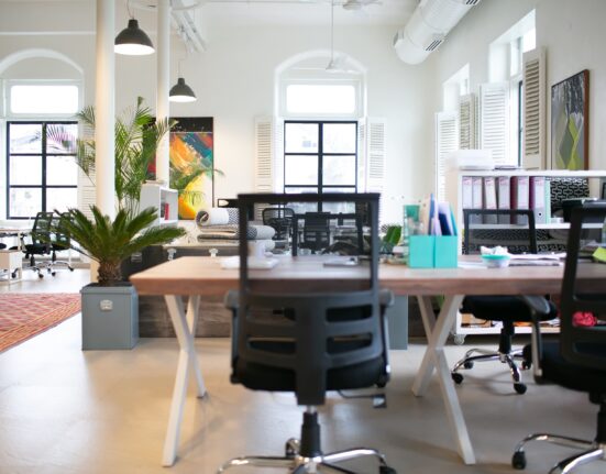 Ergonomie am Arbeitsplatz: Wie Büromöbel helfen können
