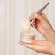 Huda Beauty Puder Der Setting Powder für ein makelloses Finish