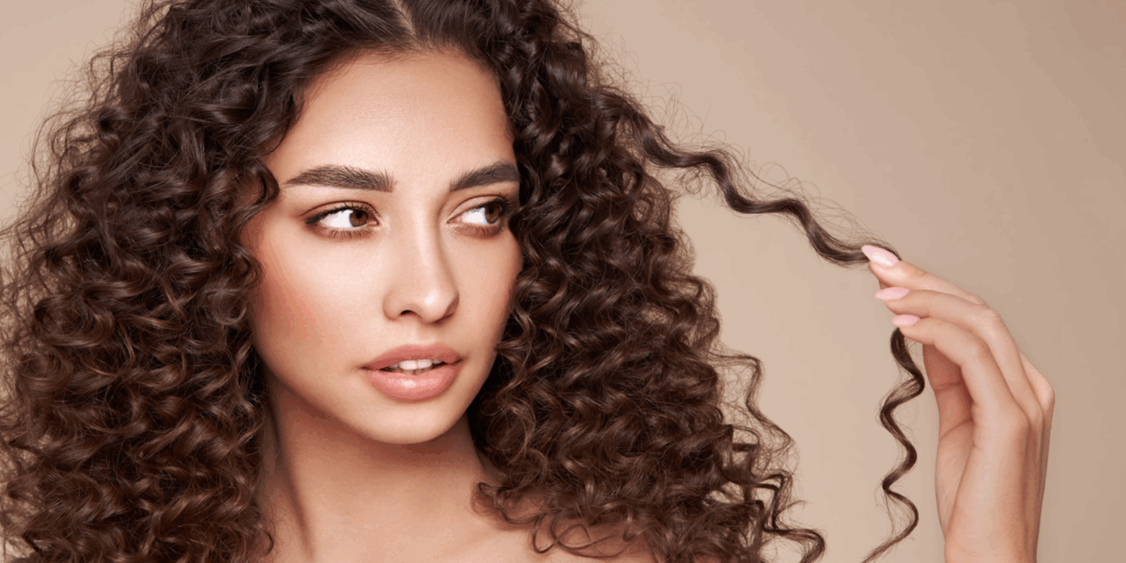 Die besten Frisuren für Naturlocken schulterlang und stufig
