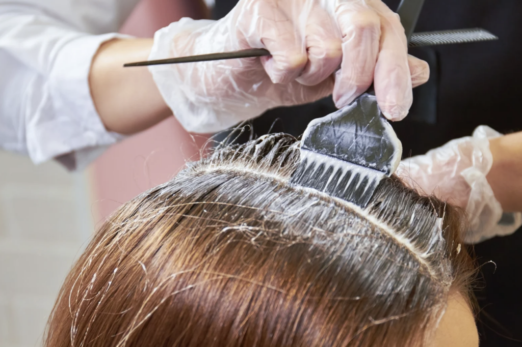 Kann man dunkle Haare heller färben ohne Blondierung